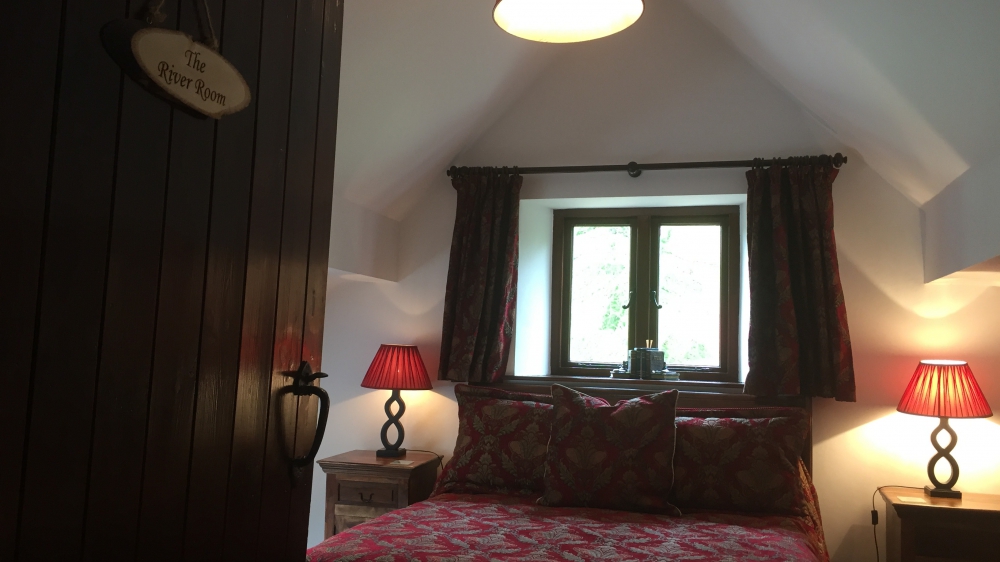 The River Room with luxurious king size bed at Forest Mill Cottage